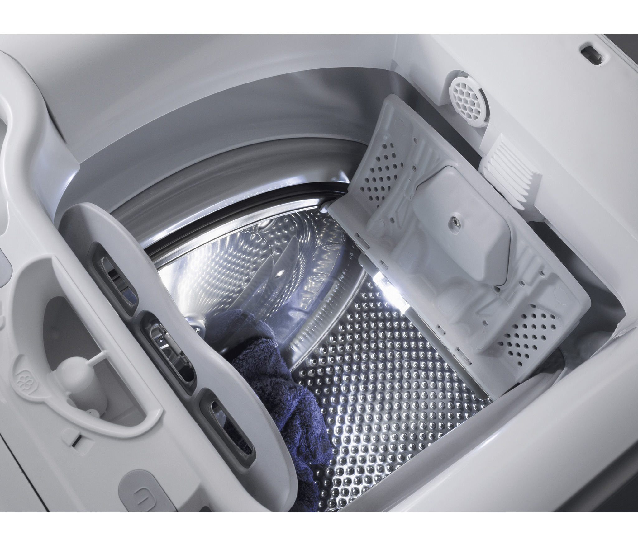 Вертикальная или фронтальная загрузка стиральной машины что лучше. Загрузка белья в машинку. Загрузка стиральной машины что это. Емкость для стирки в барабане. Стиральная машина (максимальная загрузка – белья – 6 кг) -1.