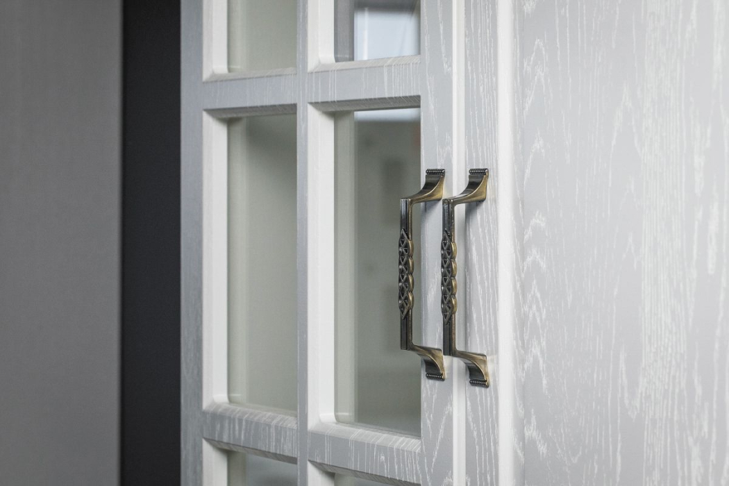 Витрины, Пенал-витрина Ливерпуль с подсветкой ясень ваниль/белый