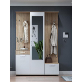 Прихожая Пети