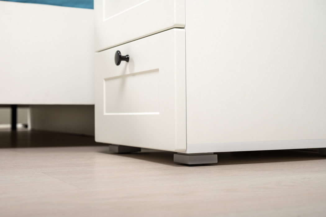 Спальные гарнитуры, Кровать двуспальная с ортопедическим основанием Остин с прикроватной тумбочкой и тумбой 13.257