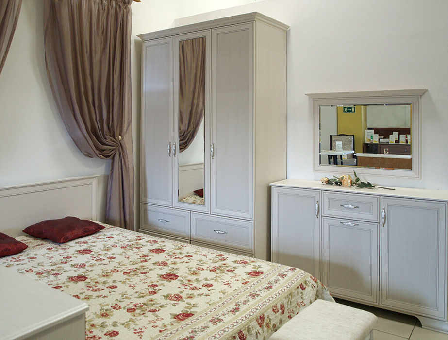 Шкафы распашные, Шкаф для одежды 3-х дверный с зеркалом Венеция 01