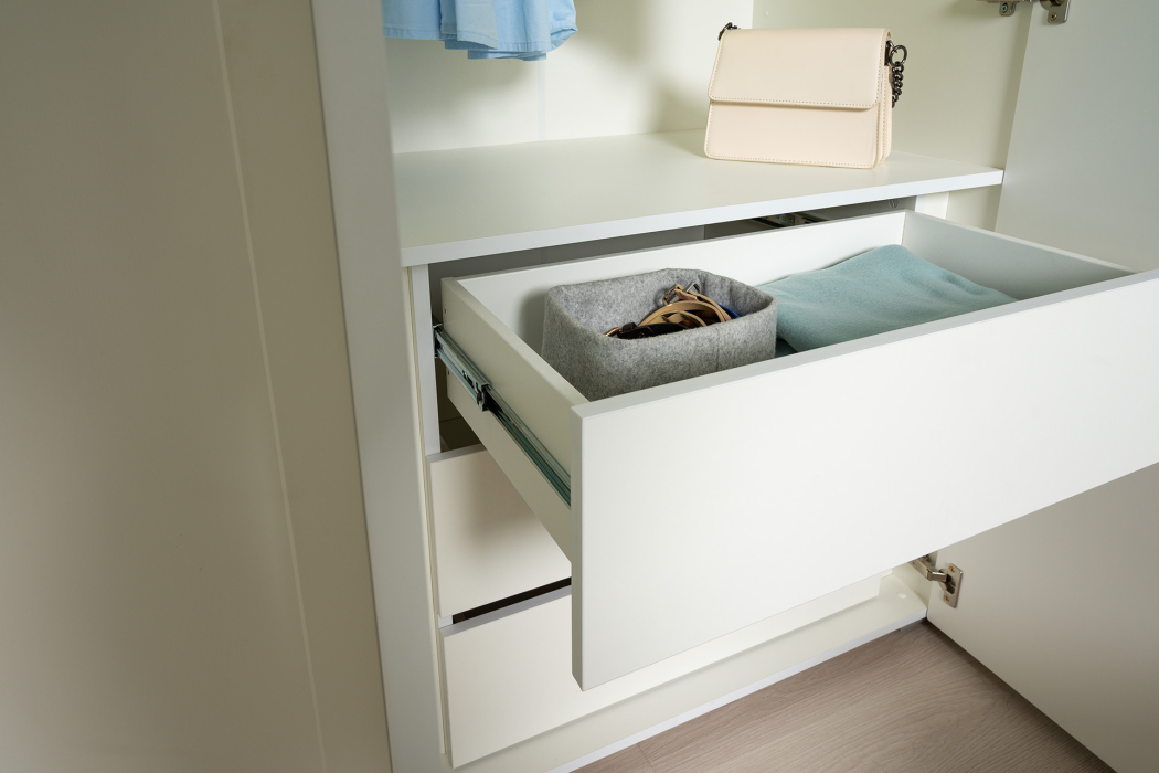 Спальные гарнитуры, Мебель для спальни из шкаф-комода для одежды и белья с кроватью 11.53 ортопедом и комода 16.240