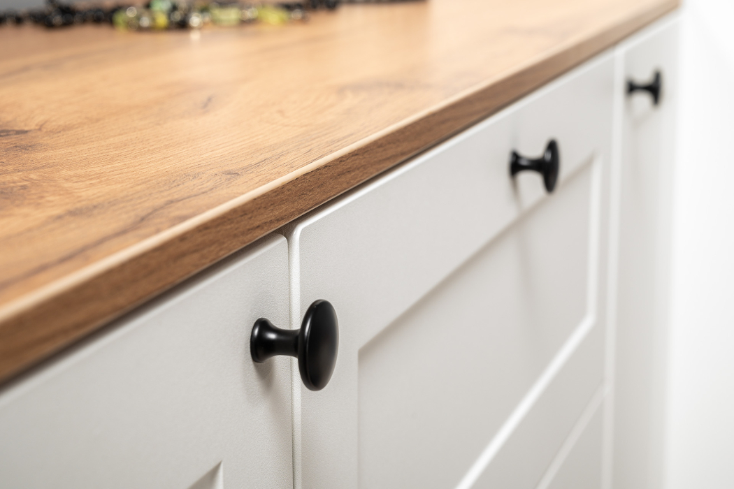 Спальные гарнитуры, Кровать Остин со спальным местом 1600 с ортопедическим основанием с тумбой с дверками и комодом 16.221