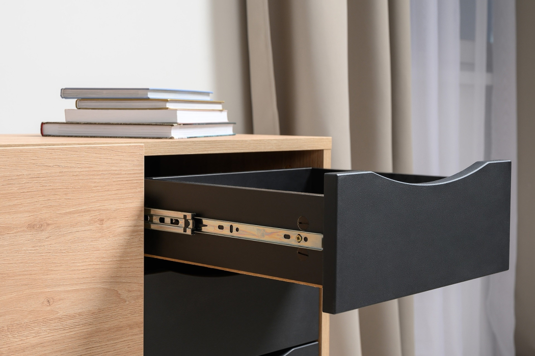 Комоды, Два комода-тумбы с четырьмя ящиками и дверкой каждый Брюс