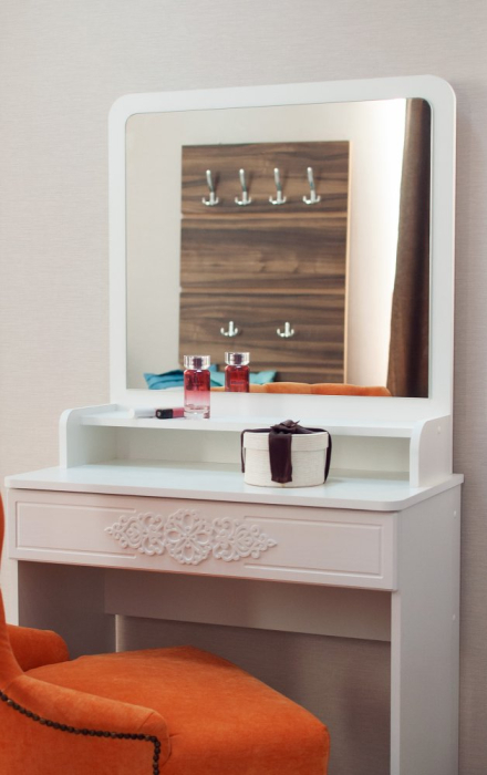 Зеркала в спальню, Полка с зеркалом ТН-1