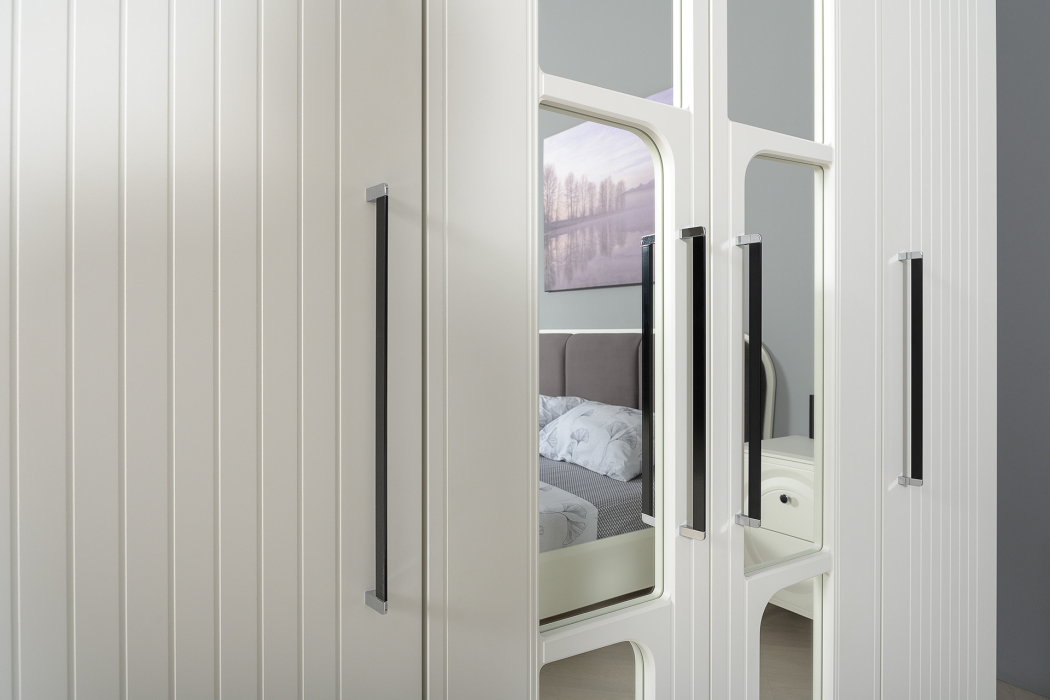 Шкафы распашные, Шкаф для одежды 3-х створчатый с зеркалами Валенсия