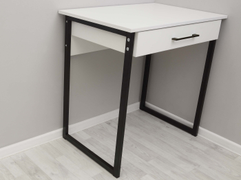 Стол письменный с ящиком на металлокаркасе