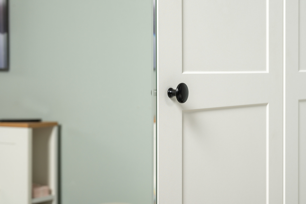 Спальные гарнитуры, Тумба-комод 16.221 Остин со шкафом для одежды 13.336.03 и двуспальной кровати с ортопедом 1600